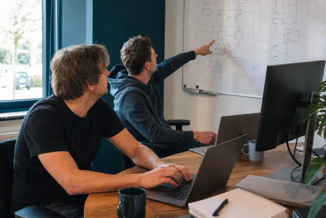 Sfeerbeeld bij de dienst: Maatwerk software laten maken door developers in Tilburg