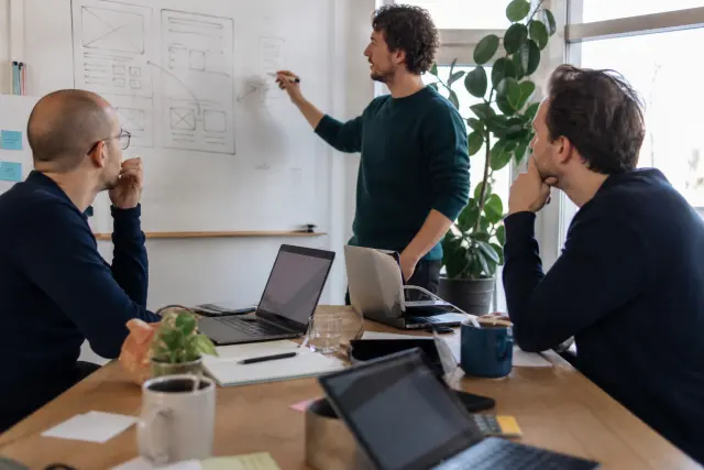 Sfeerbeeld bij het artikel: Voordelen van maatwerk software: 7 pluspunten en 3 nadelen
