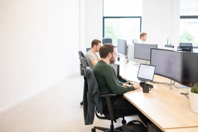 Developers aan het werk in het kantoor van SuperCoders